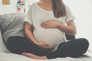 Wzdęcia – wstydliwa dolegliwość w ciąży. Jak sobie z nią radzić