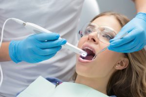 Jakie zalety mają implanty zębowe